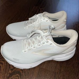 BROOKS GHOST 15 - Womens Athletic Shoes -
SIZE 6